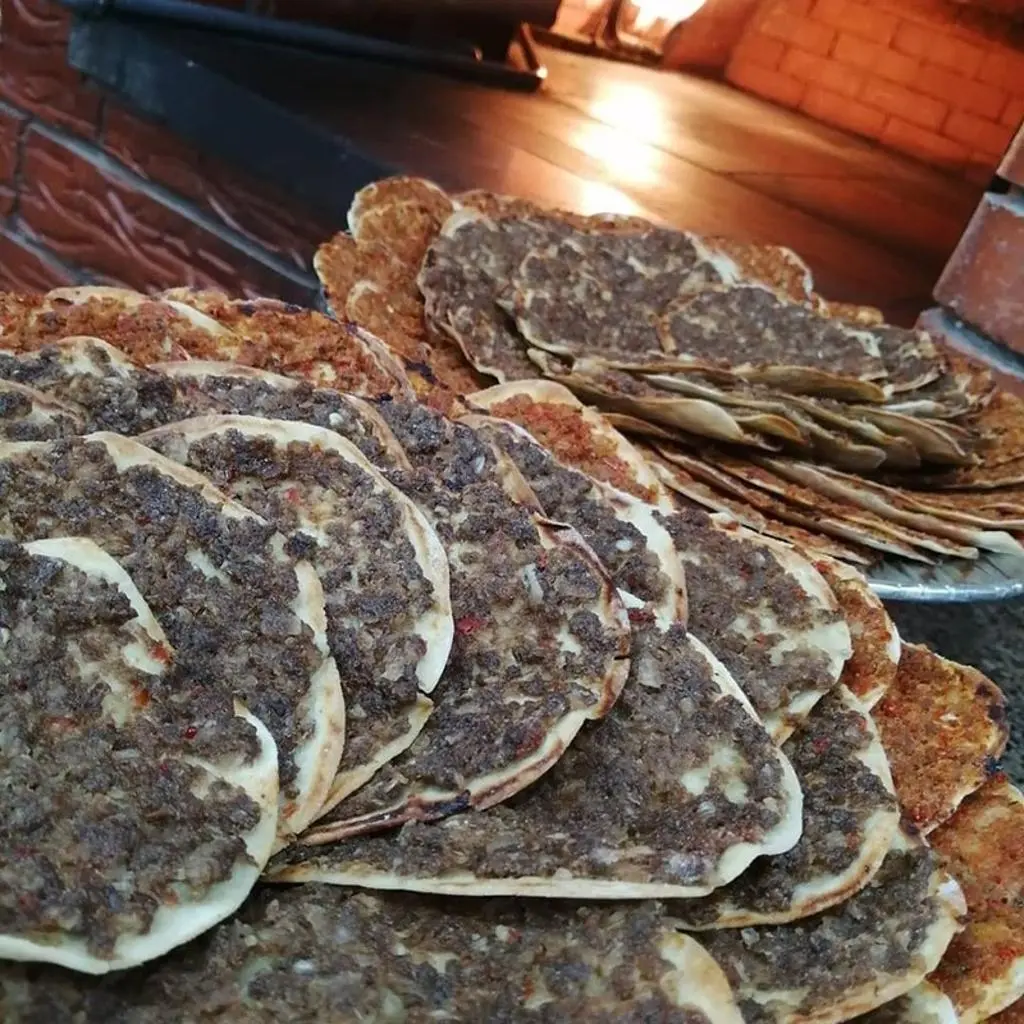 لحم بعجين حموي بدبس الرمان